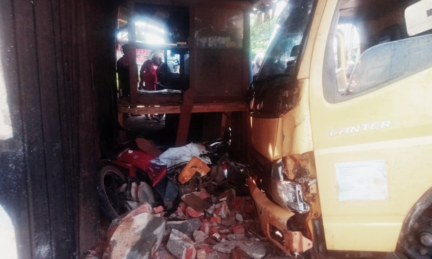 Laka Lantas di Simpang Tiga Tulus Rejo, Mobil Box Colt Tabrak Warung dan Motor, Satu Korban Terjepit