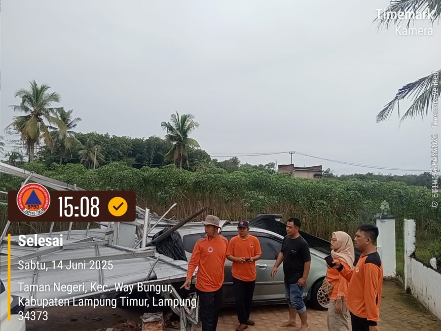 Angin Puting Beliung Landa Kecamatan Way Bungur, Rangka Baja Ambruk Timpa Mobil dan Rumah Warga