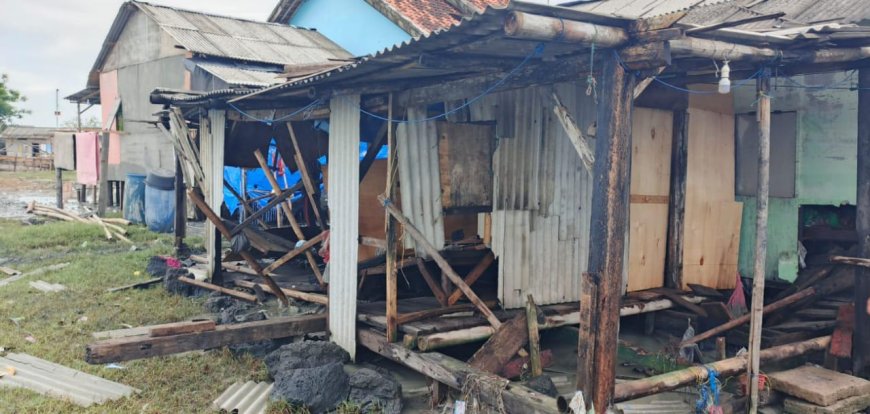 Angin Kencang dan Pasang Naik Sebabkan Kepanikan di Pesisir Labuhan Maringgai, 7 Rumah Rusak