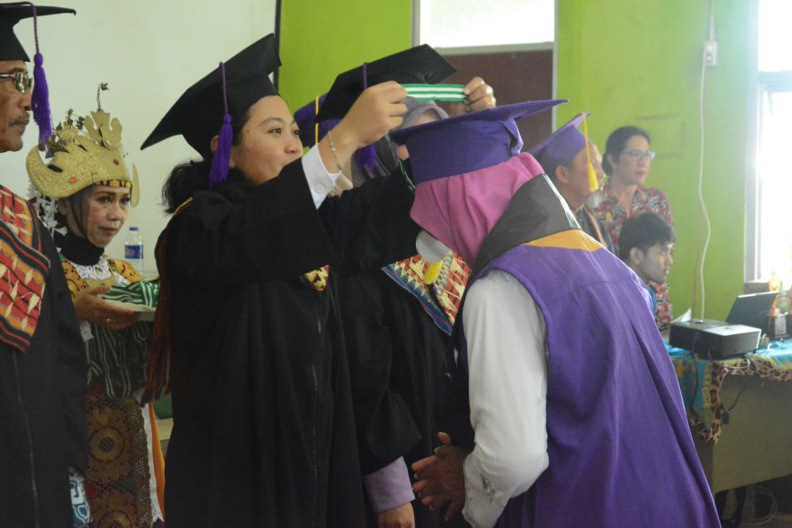 Puluhan Lansia Sekolah Harum Sejahtera Lampung Tengah Diwisuda