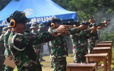 Prajurit Lanal Lampung Latihan Menembak Dengan Pistol G2 Combat