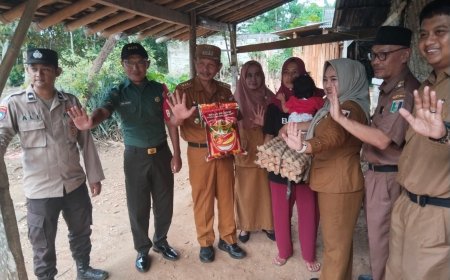Forkopimcam Metro Kibang Serahkan Bantuan Keluarga Beresiko Stunting