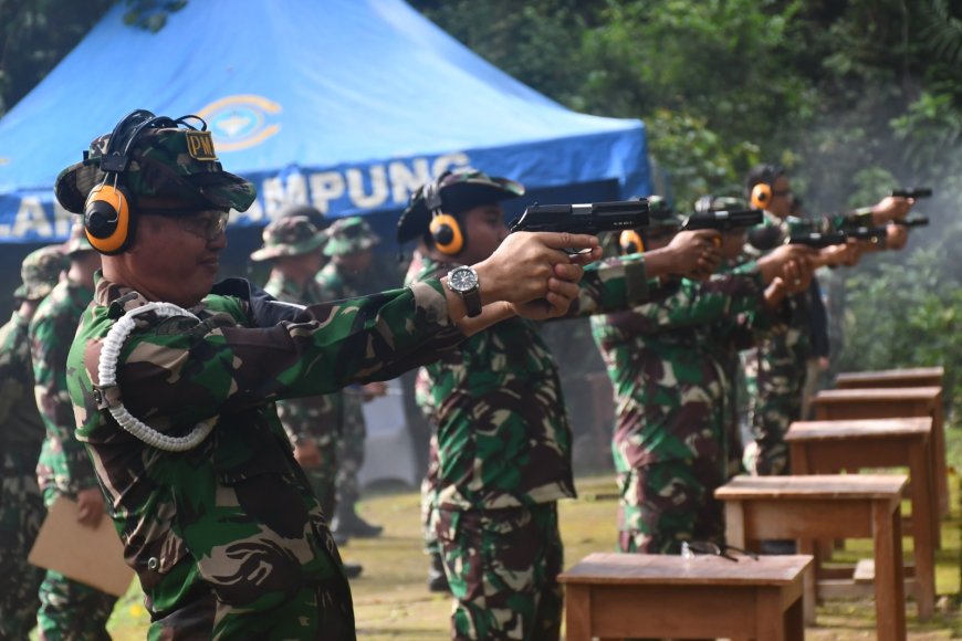 Prajurit Lanal Lampung Latihan Menembak Dengan Pistol G2 Combat