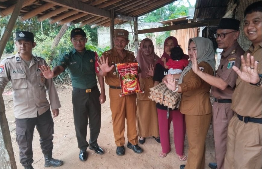 Forkopimcam Metro Kibang Serahkan Bantuan Keluarga Beresiko Stunting