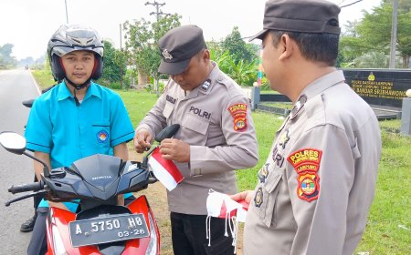 Sambut HUT RI Ke-80, Polsek Bandar Sribhawono Bagikan Bendera Merah Putih