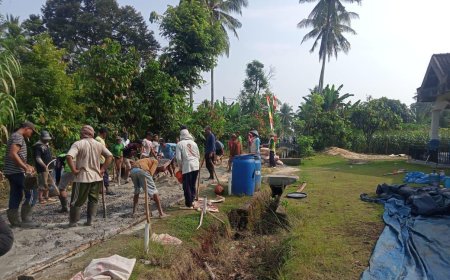 Warga Gunung Kerung Membangun Jalan Rabat Beton dari Aset Pengelolaan Air Bersih