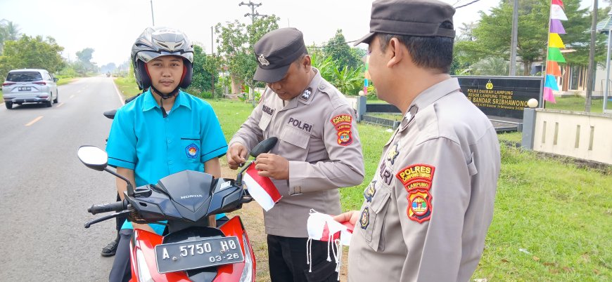 Sambut HUT RI Ke-80, Polsek Bandar Sribhawono Bagikan Bendera Merah Putih