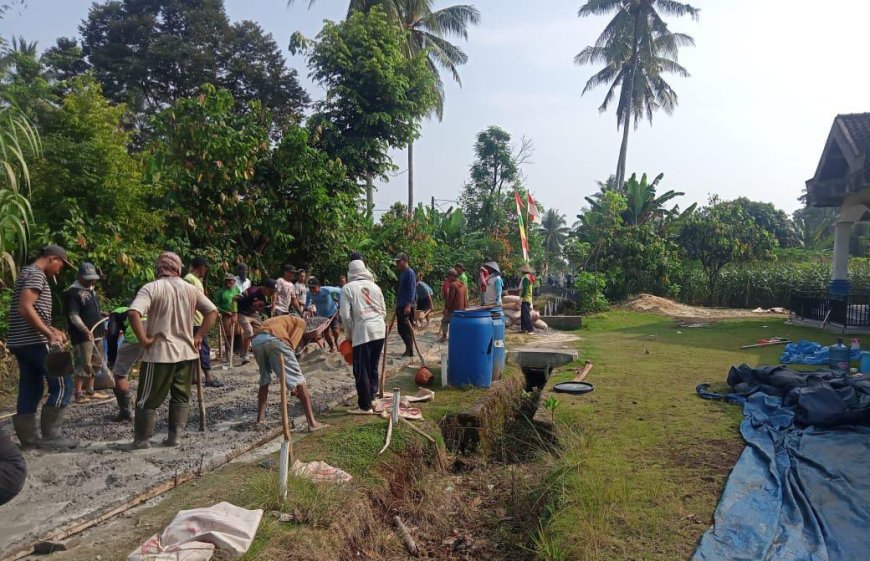 Warga Gunung Kerung Membangun Jalan Rabat Beton dari Aset Pengelolaan Air Bersih