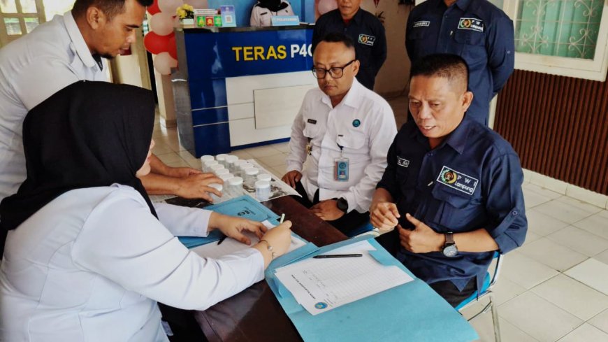 Audiensi dengan BNNK, PWI Lampung Timur Lakukan Test Urine Dadakan