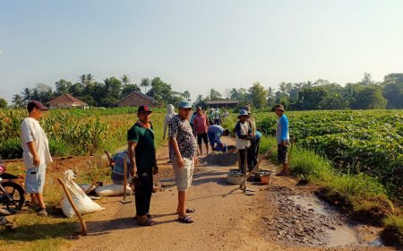 Kades Kedaton Satu bersama Perangkat Desa dan Warga Swadaya Perbaiki Jalan Rusak
