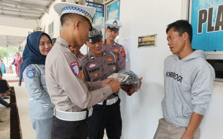 Kreatif Bermanfaat, Satlantas Polres Lampung Timur Bagikan Helm Gratis Warga Taat Pajak