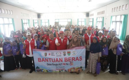 Azwar Hadi Salurkan Bantuan Beras HUT PMI Ke-80 di Pasir Sakti dan Labuhan Maringgai