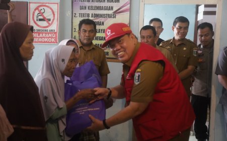 Ketua PMI Lampung Timur Azwar Hadi Salurkan Bantuan Beras di Way Bungur