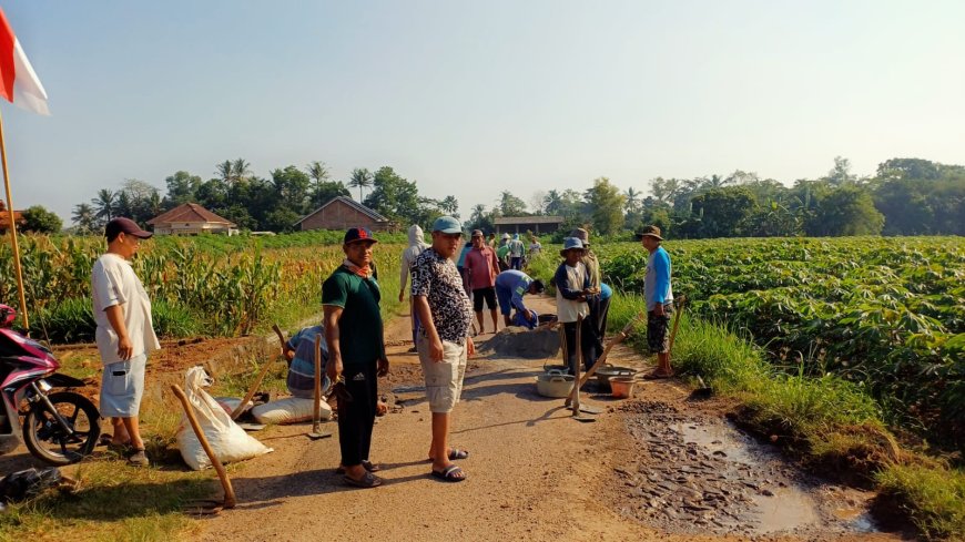 Kades Kedaton Satu bersama Perangkat Desa dan Warga Swadaya Perbaiki Jalan Rusak
