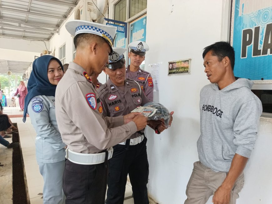 Kreatif Bermanfaat, Satlantas Polres Lampung Timur Bagikan Helm Gratis Warga Taat Pajak