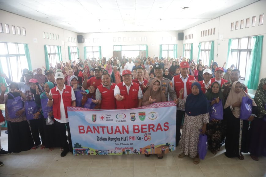 Azwar Hadi Salurkan Bantuan Beras HUT PMI Ke-80 di Pasir Sakti dan Labuhan Maringgai