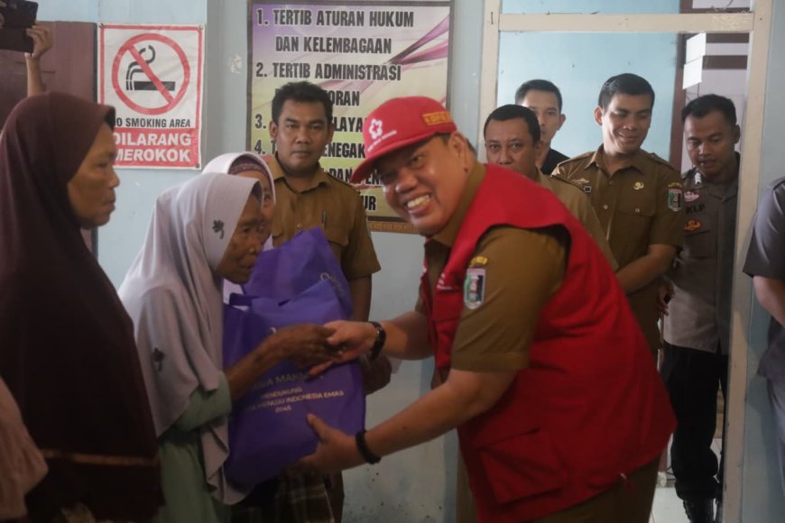 Ketua PMI Lampung Timur Azwar Hadi Salurkan Bantuan Beras di Way Bungur
