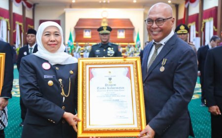 Ketua Umum PWI Pusat Akhmad Munir Terima Lencana Kehormatan “Jer Basuki Mawa Beya” dari Gubernur Jatim