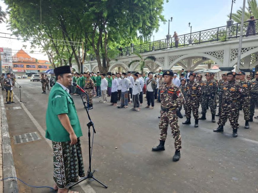 Ribuan Santri Gresik Geruduk Alun-Alun: Banser Siaga Jaga Kiai dan Negeri, DPRD Kecam Pelecehan Pesantren!