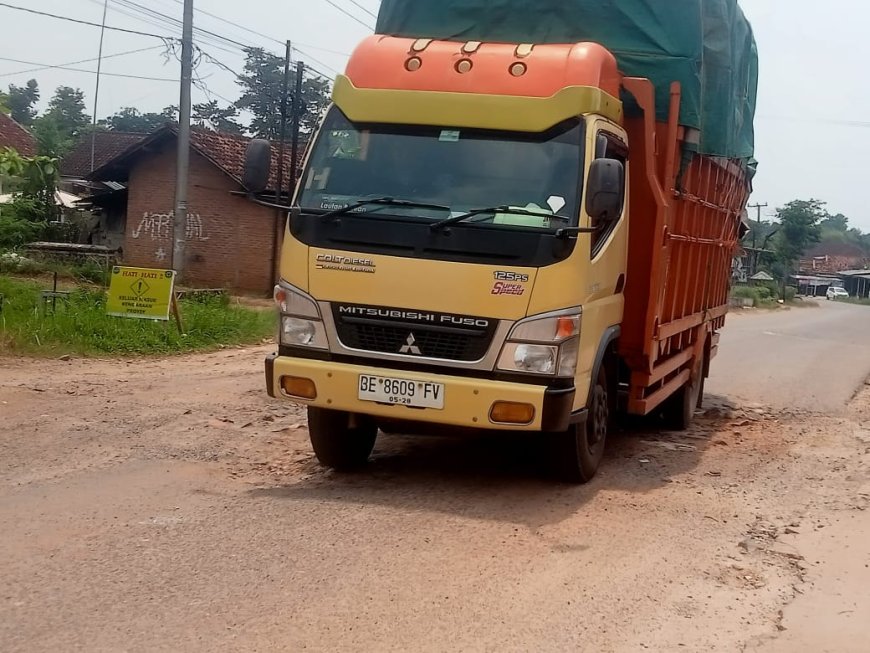 Warga Batanghari Nuban Keluhkan Jalan Rusak Penyebab Kecelakaan