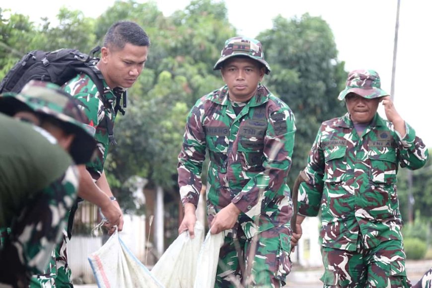 Karya Bakti Teritorial: Kodim 0429/Lamtim bersama Pihak Terkait dan Masyarakat Bersih Bersih Jalan