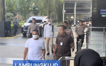 Gubernur Riau Tiba di Gedung KPK dengan Sandal Jepit dan Tas Tosca, Bungkam Seribu Bahasa