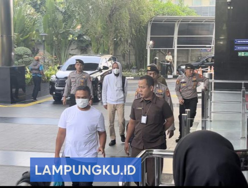 Gubernur Riau Tiba di Gedung KPK dengan Sandal Jepit dan Tas Tosca, Bungkam Seribu Bahasa