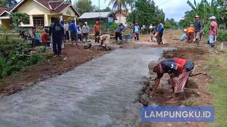 Semangat Gotong Royong Warga Sripendowo: Cor Jalan Desa dengan Kekuatan Swadaya