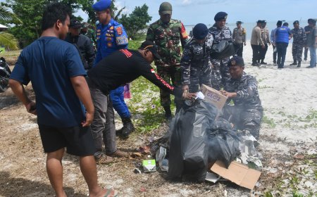 Melalui Posal Labuhan Maringgai, Lanal Lampung Gelar Bakti Sosial dan Bersih Bersih Pantai