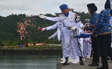 Peringati Hari Dharma Samudra, Lanal Lampung Tabur Bunga di Laut
