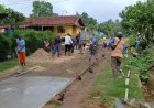 Warga Sripendowo Gotong Royong Cor Jalan Lingkungan Gunakan Dana Jimpitan