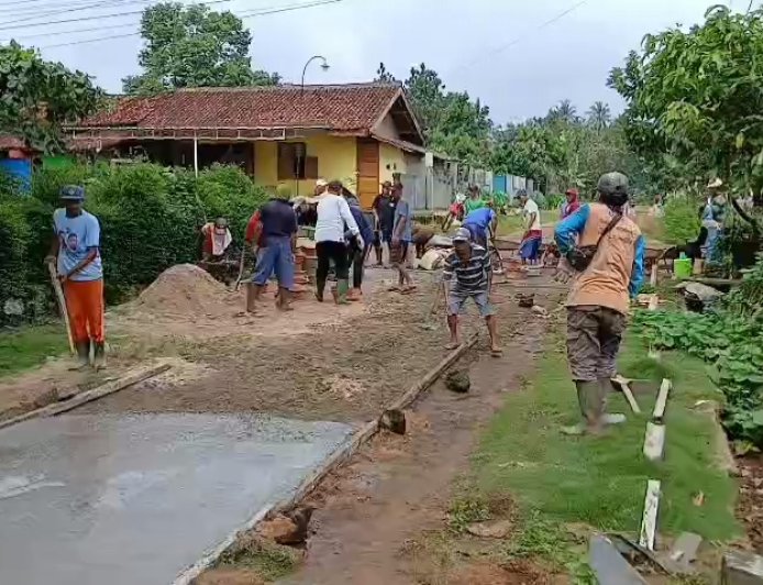 Warga Sripendowo Gotong Royong Cor Jalan Lingkungan Gunakan Dana Jimpitan