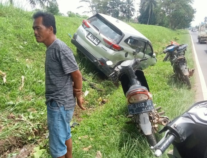 Mobil Terios Tabrak Pencari Rumput di Pekalongan Lampung Timur, Korban Luka Serius