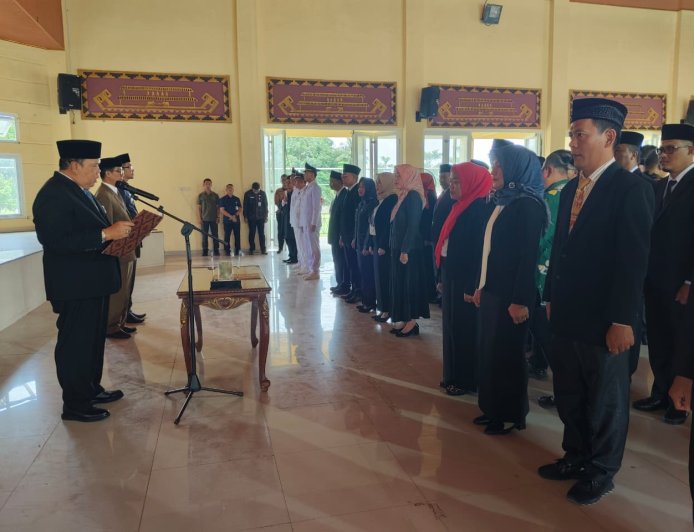 Lantik 48 Pejabat di Bulan Ramadan, Wabup Azwar Hadi: Jadikan Jabatan Sebagai Ladang Ibadah