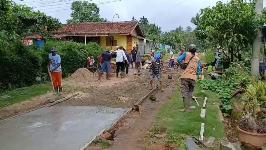 Warga Sripendowo Gotong Royong Cor Jalan Lingkungan Gunakan Dana Jimpitan