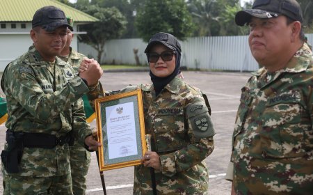 Bupati Lampung Timur Dikukuhkan Jadi Warga Kehormatan Kodim 0429
