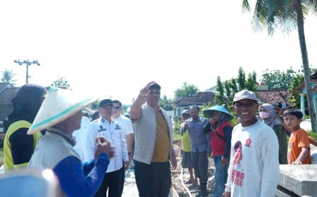 Plt. Bupati Lampung Tengah Kucurkan Rp200 Juta Dukung Gotong Royong Perbaikan Jalan Mujirahayu