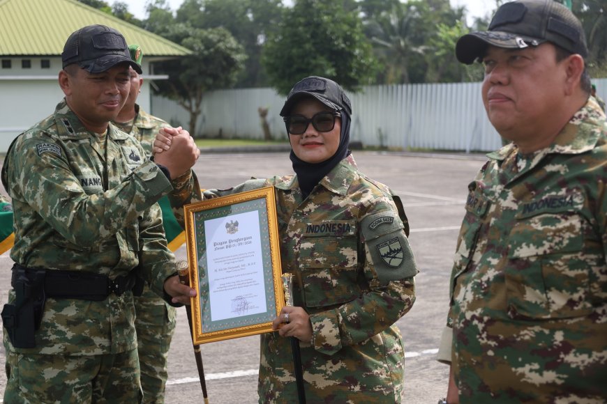 Bupati Lampung Timur Dikukuhkan Jadi Warga Kehormatan Kodim 0429