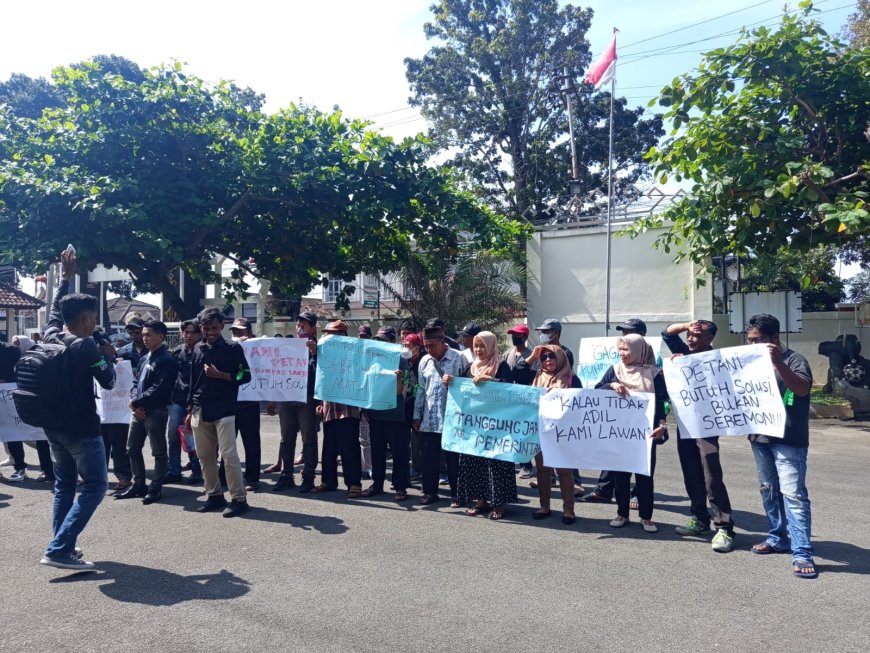 Petani Metro Selatan Kepung DPRD Tuntut Solusi Gagal Panen Akibat Banjir