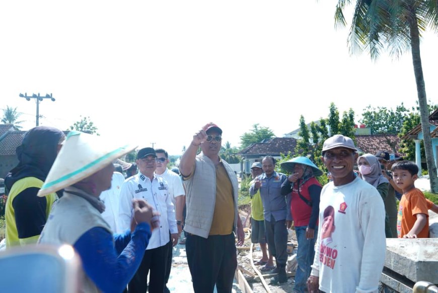 Plt. Bupati Lampung Tengah Kucurkan Rp200 Juta Dukung Gotong Royong Perbaikan Jalan Mujirahayu