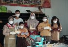 Emdita Dasmi, Pensiunan Guru yang Menghidupkan Harapan Siswa Berkebutuhan Khusus di Bengkel Kayu SLB Bumi Manggalo
