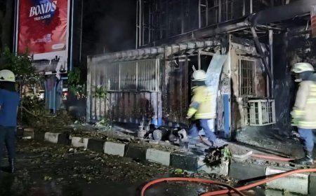 Kelompok Berpakaian Hitam Bakar Pos Polisi di Bandung Usai Peringatan May Day