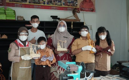 Emdita Dasmi, Pensiunan Guru yang Menghidupkan Harapan Siswa Berkebutuhan Khusus di Bengkel Kayu SLB Bumi Manggalo