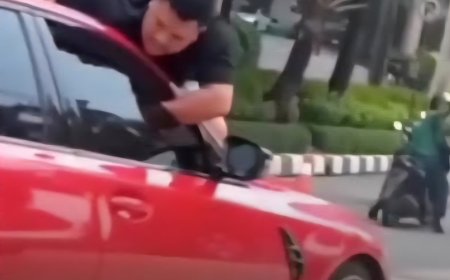 Pria Bergelantungan di Kap Mobil Merah di Grogol, Diduga Dipicu Masalah Keluarga