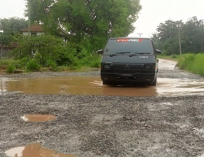 Jalan Provinsi Penghubung Lampung Timur–Lampung Tengah Rusak Parah, Warga Khawatir Makan Korban Jiwa