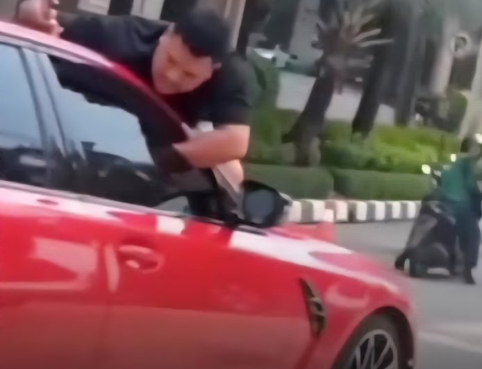 Pria Bergelantungan di Kap Mobil Merah di Grogol, Diduga Dipicu Masalah Keluarga