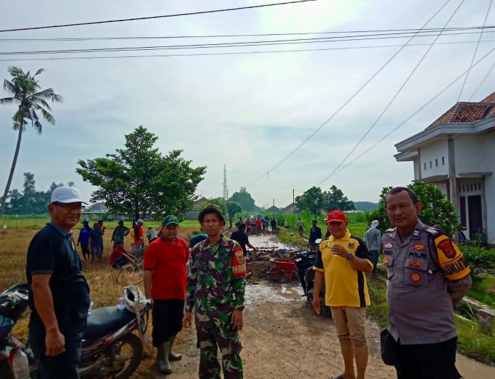 Polsek Seputih Banyak Gerak Cepat, Gotong Royong Perbaiki Jalan Rusak di Suko Binangun