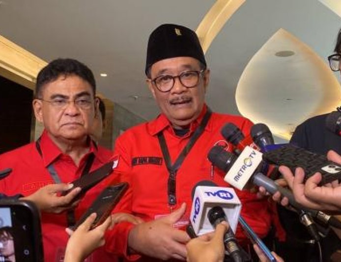 Djarot Persilakan Jokowi Keliling Indonesia, Tapi Minta Tunjukkan Ijazah