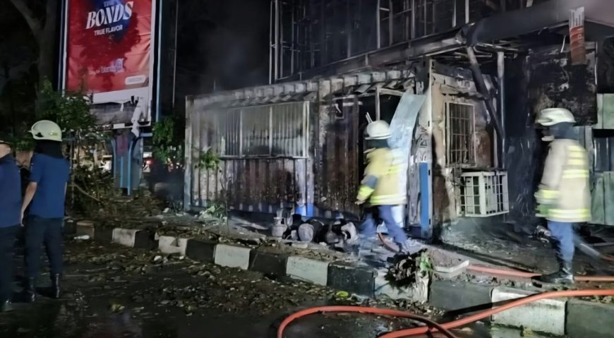 Kelompok Berpakaian Hitam Bakar Pos Polisi di Bandung Usai Peringatan May Day