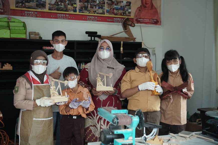 Emdita Dasmi, Pensiunan Guru yang Menghidupkan Harapan Siswa Berkebutuhan Khusus di Bengkel Kayu SLB Bumi Manggalo